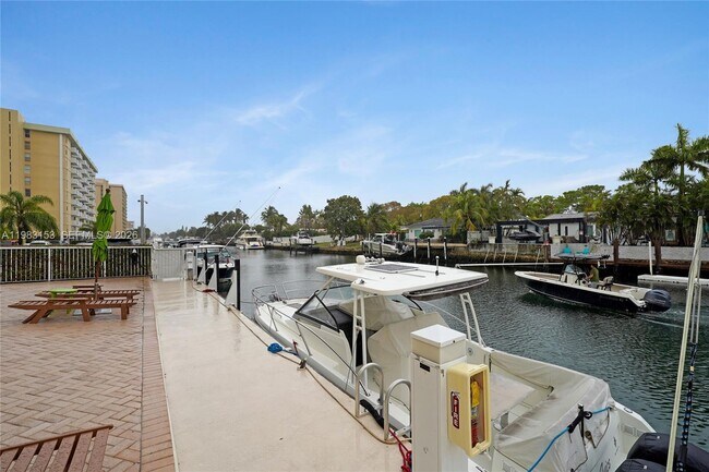 Building Photo - 2000 NE 135th St