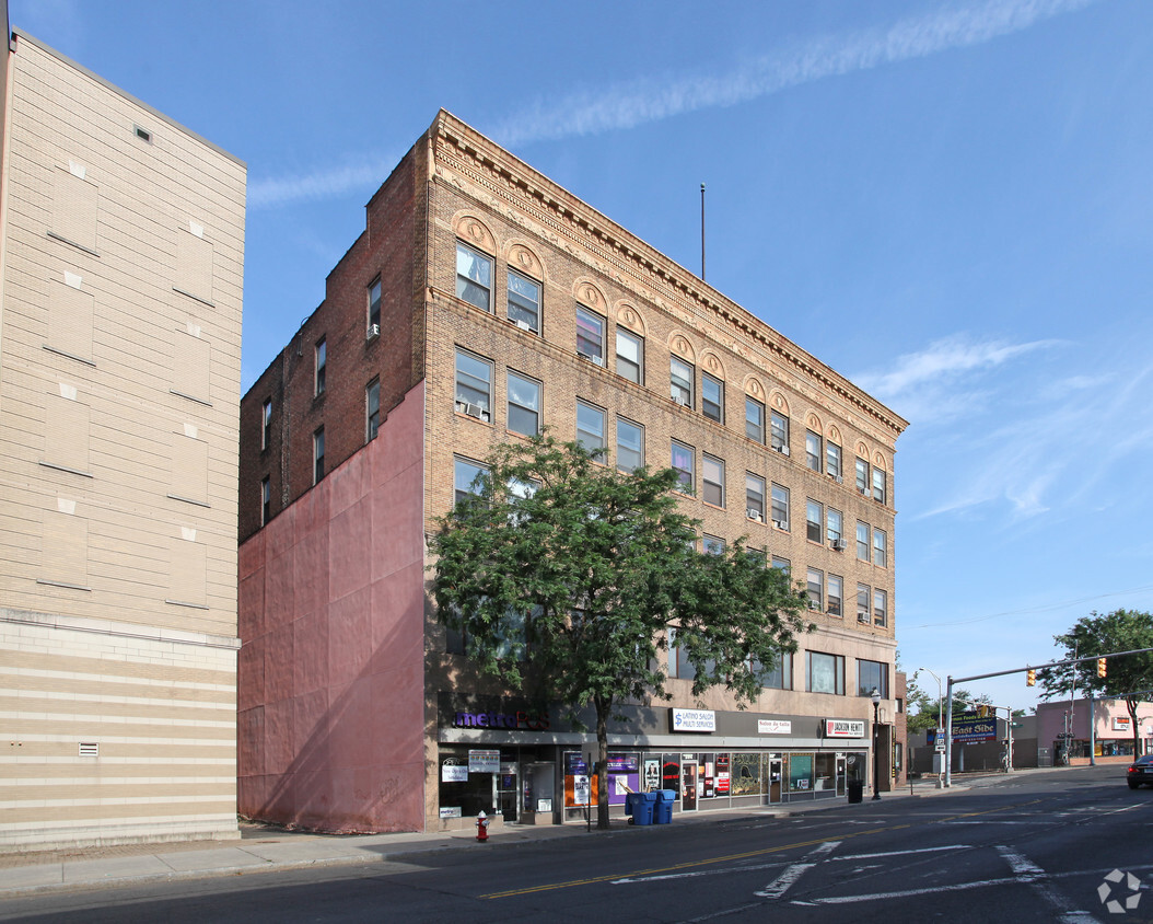 Building Photo - 292-300 Main St