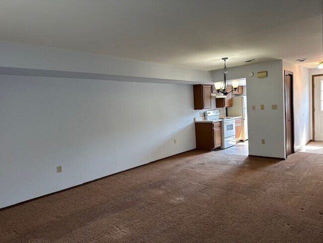 Building Photo - Welcome to this Charming 2-bedroom, 1.5-ba...