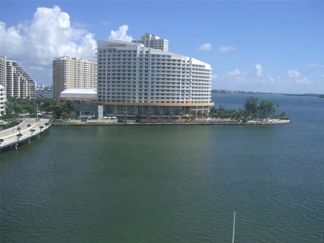 Building Photo - 905 Brickell Bay Dr