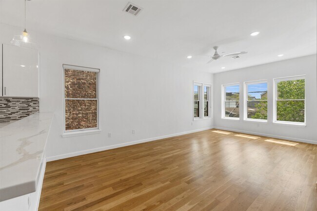 Building Photo - 936 Pavonia Ave