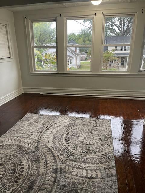 Spacious and airy living room - 1529 20th St