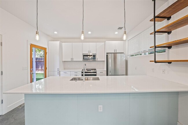 Foto del edificio - 600 W Odell St