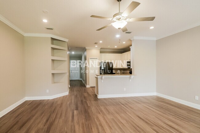 Building Photo - Fall into Savings: 1 Month FREE RENT!!