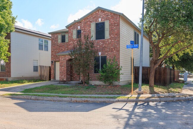 Foto del edificio - Beautiful Home On A Corner Lot!!!!