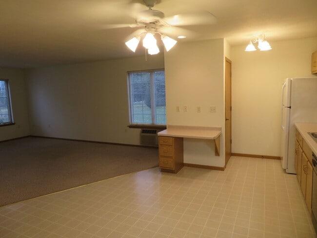 Foto del edificio - 584 W State St