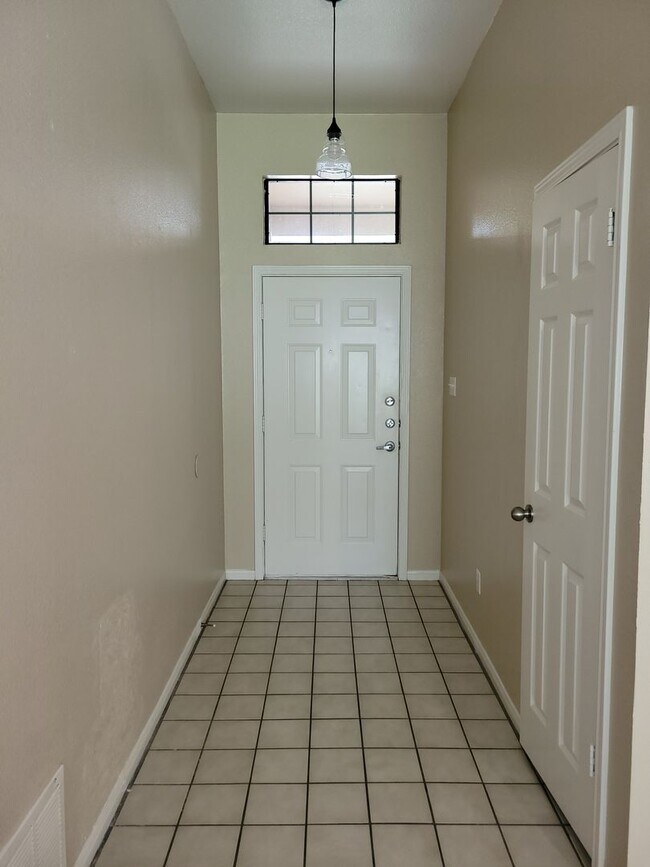 Building Photo - 3bd/2ba house close to major shopping, restaurants, and Ft. Hood!