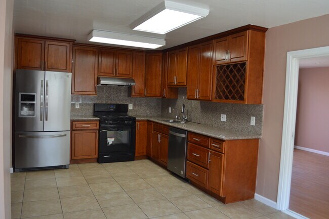 Building Photo - 15332 Laverne Dr
