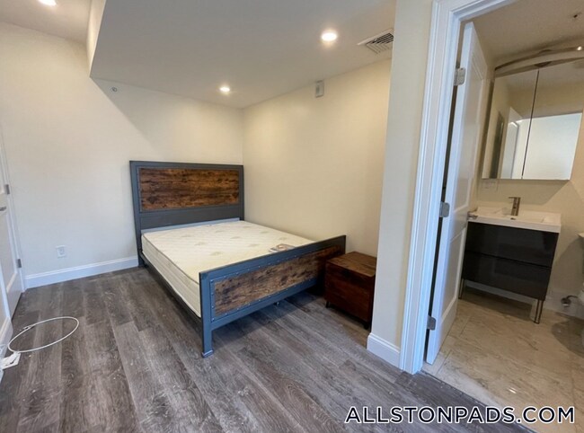 Foto del edificio - 1028a Commonwealth Ave