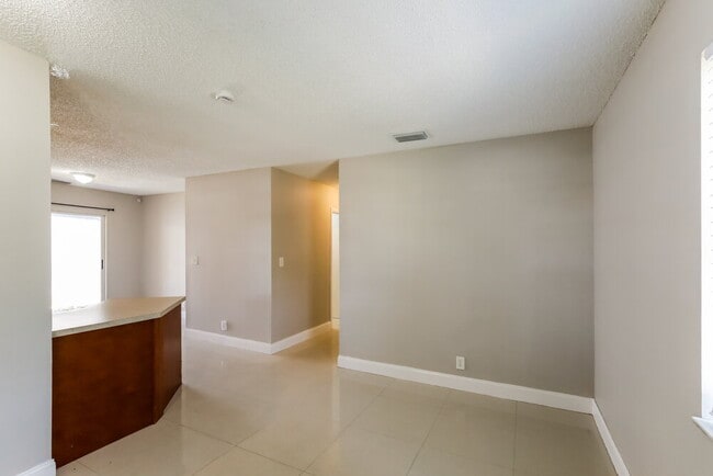 Building Photo - 1558 NW 7th Ln