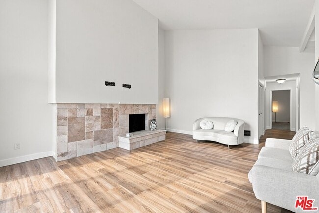 Building Photo - 2322 Palos Verdes Dr W