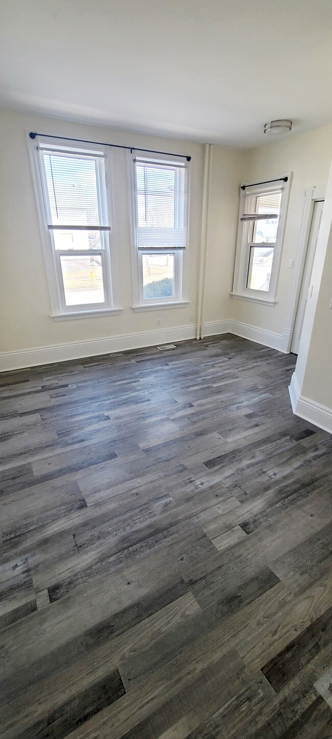 Building Photo - 282 Wellington St