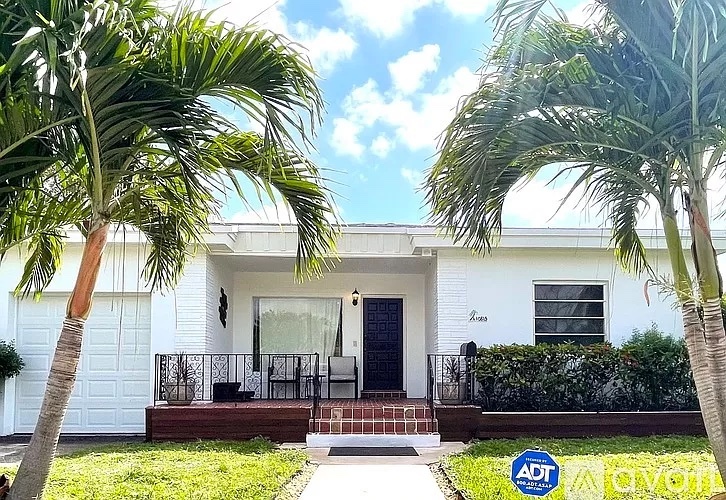 Foto principal - 10815 NE 10th Pl