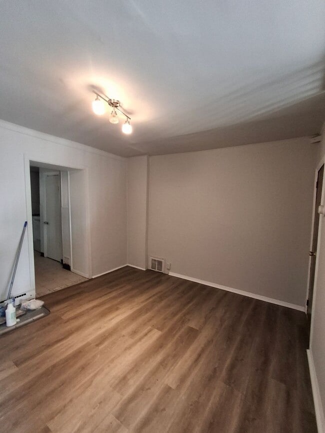 Building Photo - Charming row home in Norristown, voucher h...