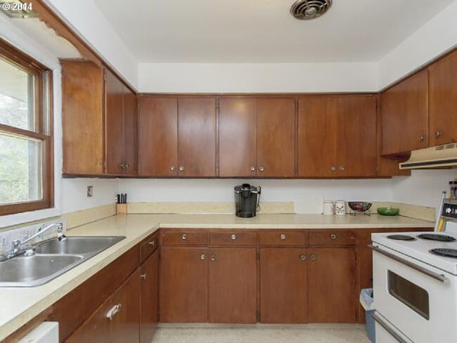 Building Photo - Newly Refreshed Powellhurst 3 Bedroom Ranc...