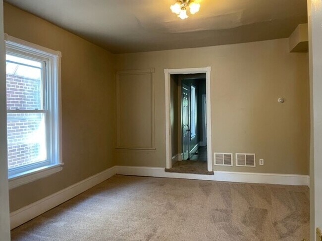 Building Photo - 2nd Floor 2 Bedrooms 1 Bathroom Apartment ...