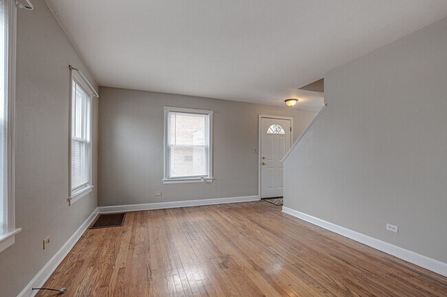 Building Photo - 617 Waukegan Rd