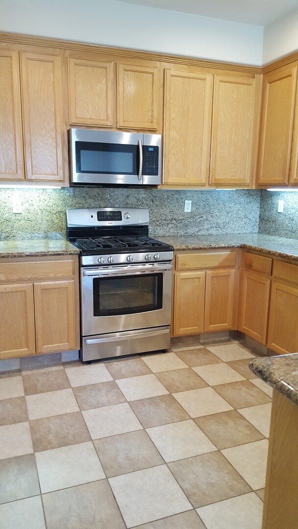 Building Photo - Palomares Hills 3 Bed, 2.5 Bath, Townhome ...