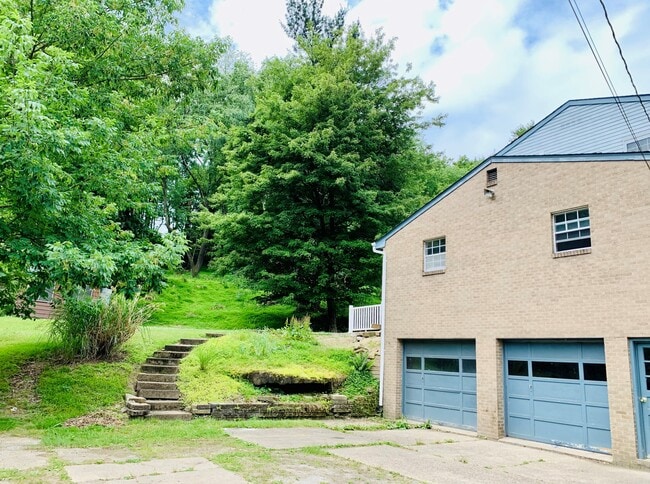 2 car garage & wooded backyard - 9870 Bellcrest Rd