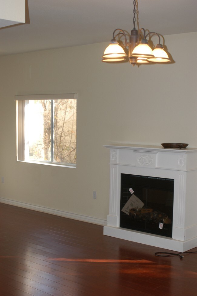 Sala de estar II - 14655 Vanowen St