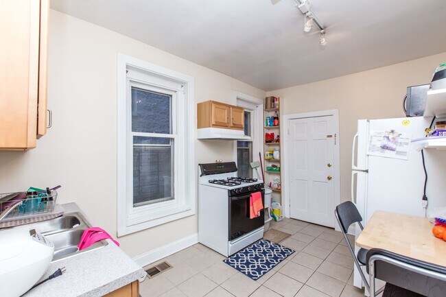 Foto del edificio - Affordable 2Bed/1bath in Wicker Park!  FREE Laundry!  FREE Internet!  Huge Private Deck!
