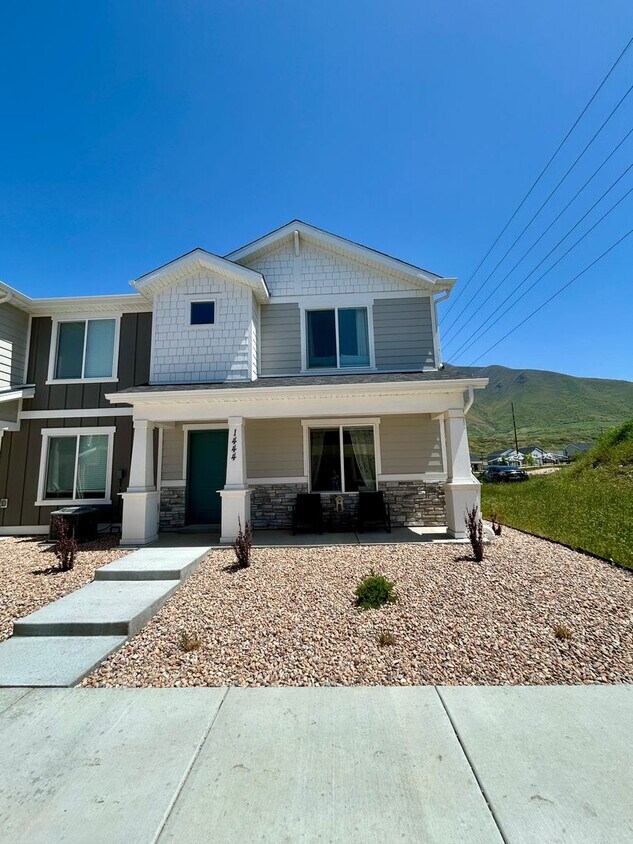 Foto principal - End Unit 3 bed 2 bath Townhome in Spanish ...