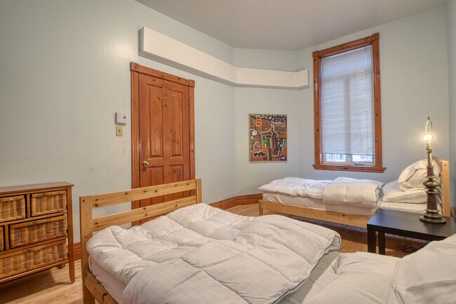 Building Photo - 1245 Av De L'hôtel-De-Ville
