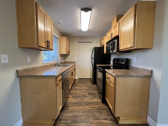 Foto del edificio - Spacious Second-Floor One Bedroom with Balcony, Stainless Steel Kitchen & Exterior Storage