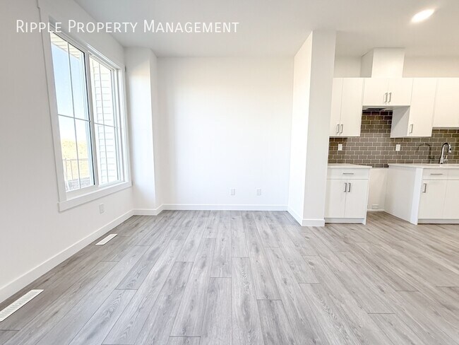 Building Photo - Modern 3 Beds, 2.5 Baths TownHouse | 2 Pet...