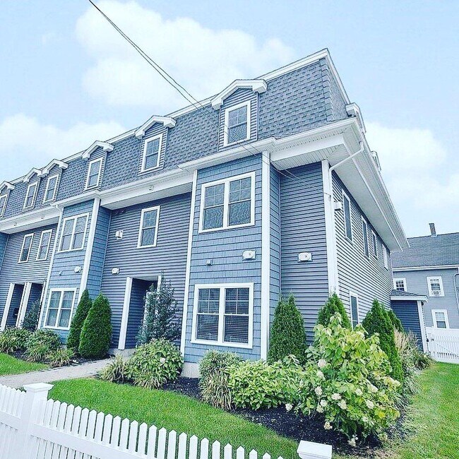 Building Photo - 172 Bright St