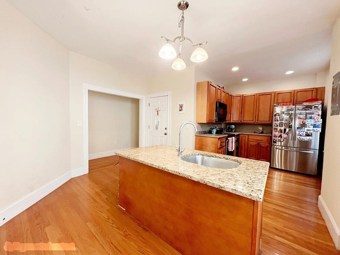 Primary Photo - Central Brookline Location, Heat, Hot Wate...