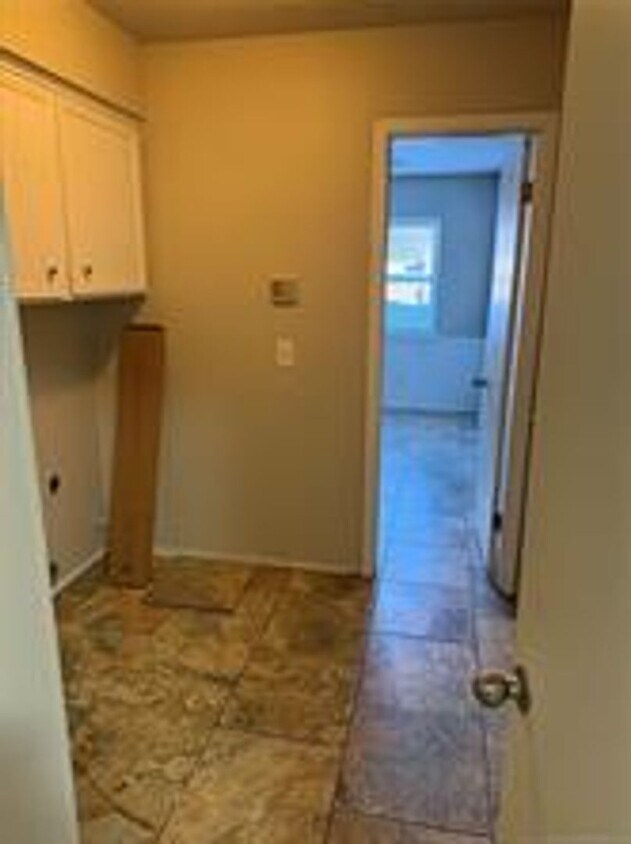 Foto del edificio - 2 story house for lease. Open floor plan in kitchen & living. Lots of storage. Large fenced backy...