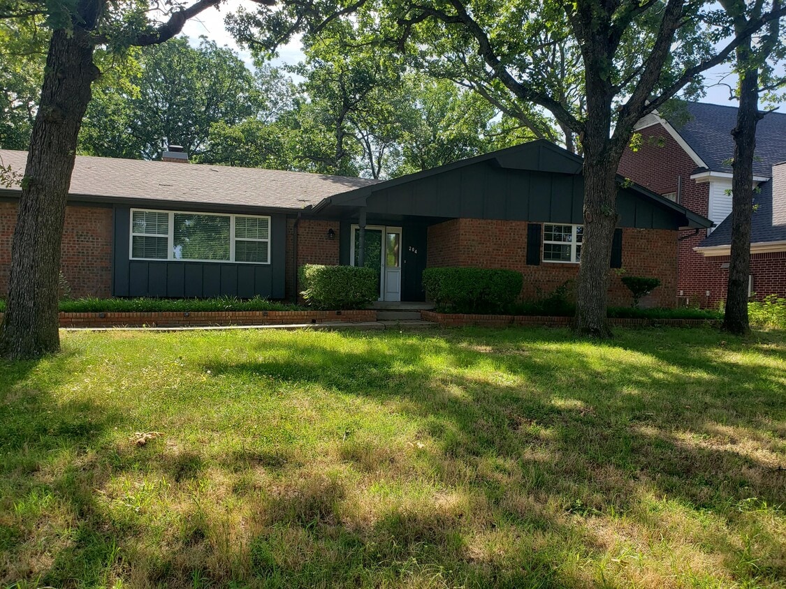 Primary Photo - 204 S Morrison Dr