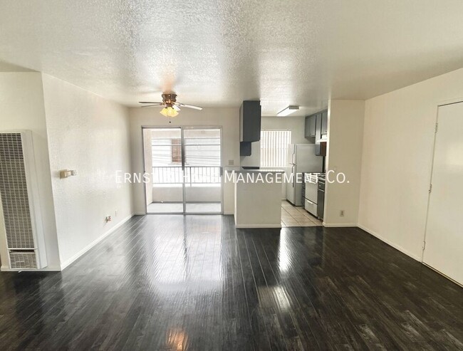 Foto del edificio - Lovely 2 Bedroom 2 Bath Condo Styled Apart...