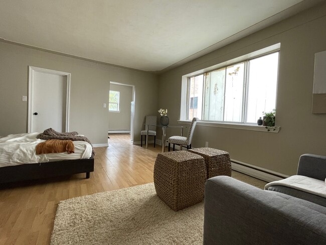 Photo du bâtiment - Spacious Private Bachelor Close to Locke St!
