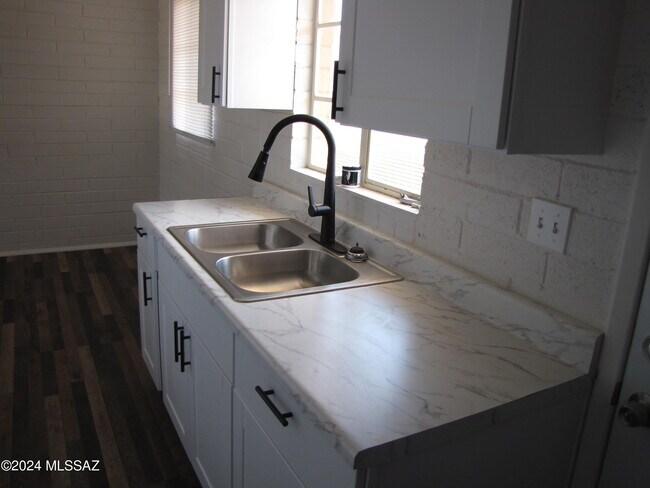 Foto del edificio - 4721 E 1st St