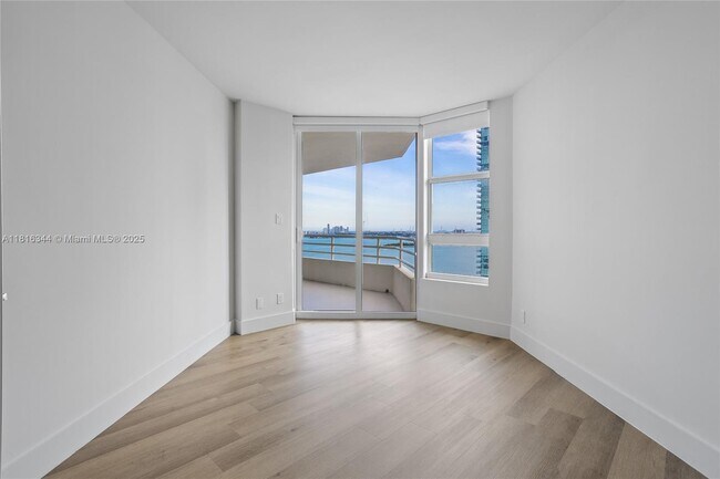 Foto del edificio - 555 NE 34th St