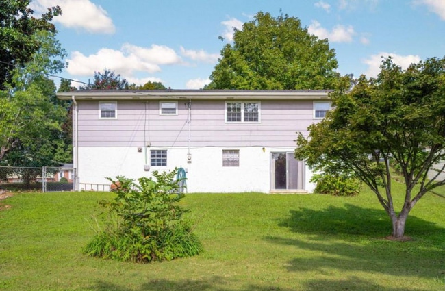 Building Photo - 8912 Bayview Dr