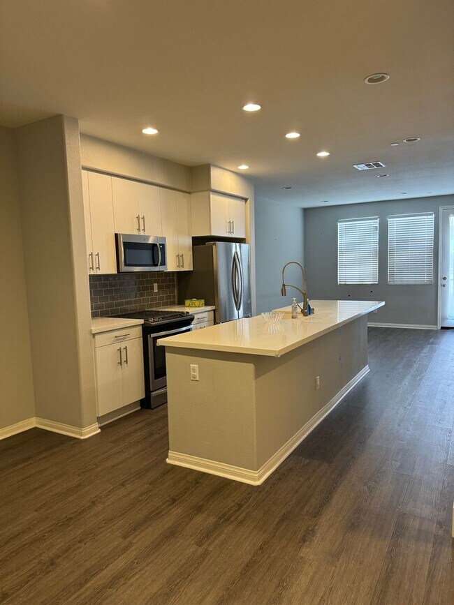 Foto del edificio - 15330 Jasmine Ln