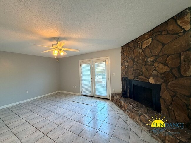 Foto del edificio - Charming Two-Story Townhome Near the Beach!