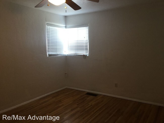 Building Photo - 712 San Pedro Dr SE
