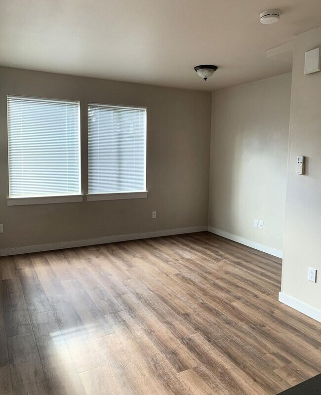 Building Photo - Beautiful Licton Springs Townhome!
