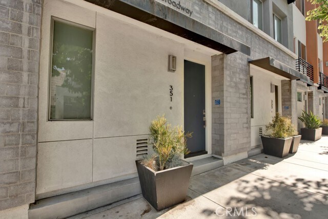 Foto del edificio - 351 E Broadway
