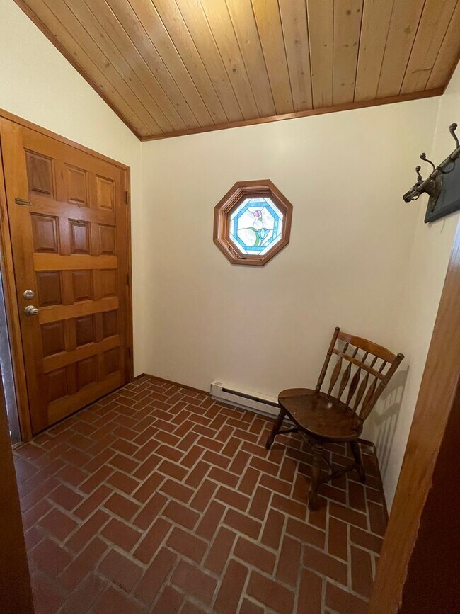 Foto del edificio - Gorgeous River Front Cabin in the Woods Fully Furnished with Hot Tub!