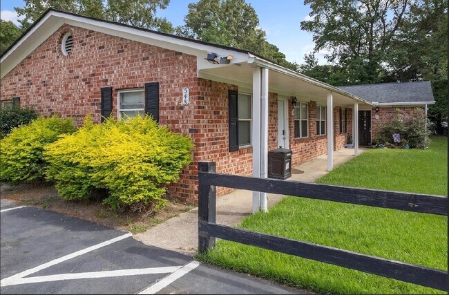 Foto del edificio - 548 Orangeburg Rd