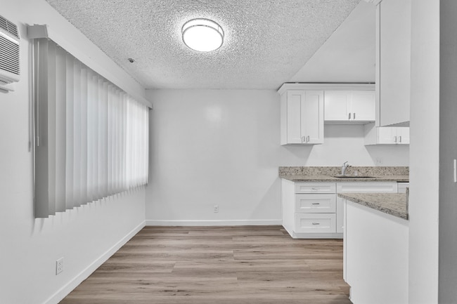 Building Photo - 1009 N Edinburgh Ave