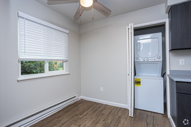 2BR, 1BA - 975SF - Madison at River's Edge Apartments