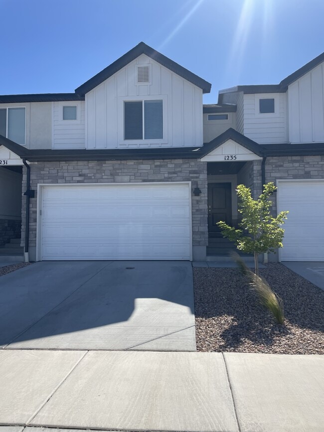 Building Photo - 1235 S Thistle Dr