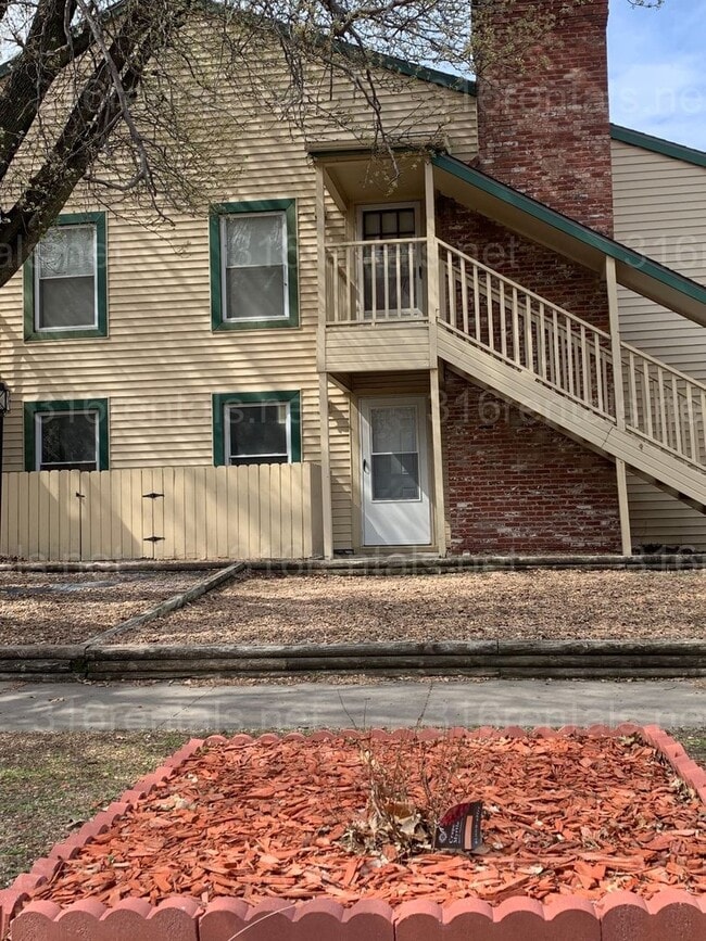 Building Photo - $925 - 2 bedroom 1 bath - Beautiful apartm...