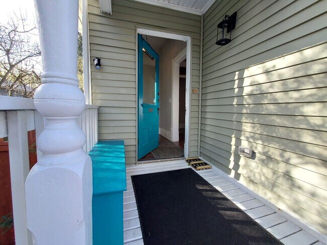 Building Photo - Vintage Three Bedroom Home!